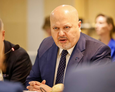 EU foreign ministers talk with ICC chief prosecutor Karim Khan ahead of the Foreign Affairs Council in Brussels, 2022. Wikimedia Commons / Ministerie van Buitenlandse Zaken.